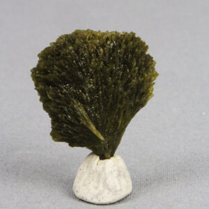 Fan-shaped epidote crystal cluster (MiESP114)